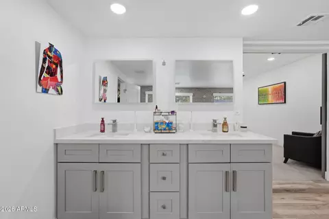 Bath - 5149 N 34th St, Phoenix, AZ 85018 photo 3 of 9