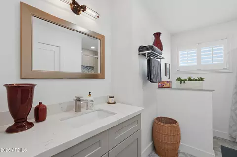 Bath - 5149 N 34th St, Phoenix, AZ 85018 photo 8 of 9