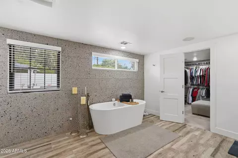 Bath - 5149 N 34th St, Phoenix, AZ 85018 photo 1 of 9