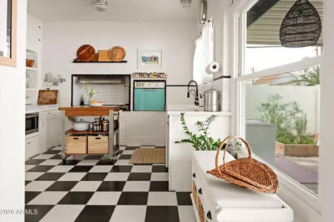 Kitchen - 1348 E Fillmore St, Phoenix, AZ 85006 photo 3 of 6