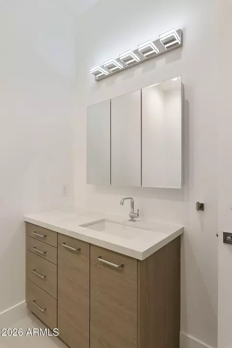 Bath - 3035 E Coolidge St, Phoenix, AZ 85016 photo 9 of 10