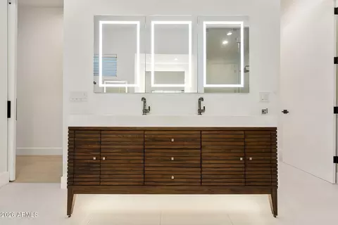 Bath - 3035 E Coolidge St, Phoenix, AZ 85016 photo 2 of 10