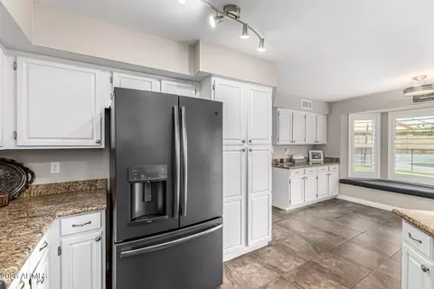 Kitchen - 3348 E Glenhaven Dr, Phoenix, AZ 85048 photo 3 of 4