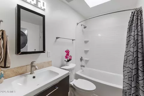 Bath - 1885 E Kirkland Ln, Tempe, AZ 85281 photo 3 of 3