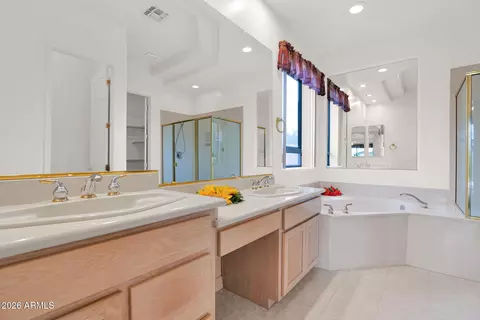 Bath - 18 E Paint Your Wagon Trl, Phoenix, AZ 85085 photo 3 of 4