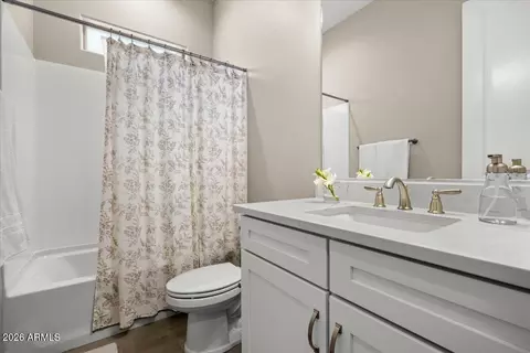 Bath - 6607 E Libby St, Phoenix, AZ 85054 photo 3 of 3