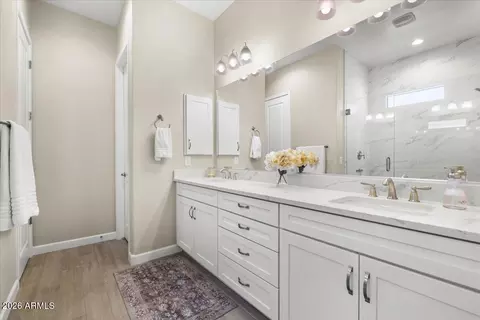 Bath - 6607 E Libby St, Phoenix, AZ 85054 photo 1 of 3