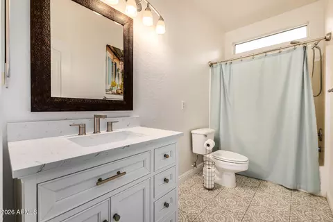 Bath - 4331 E Redwood Ln, Phoenix, AZ 85048 photo 4 of 4