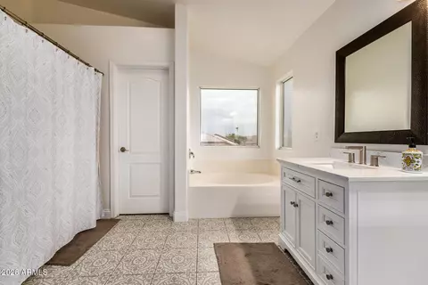 Bath - 4331 E Redwood Ln, Phoenix, AZ 85048 photo 2 of 4