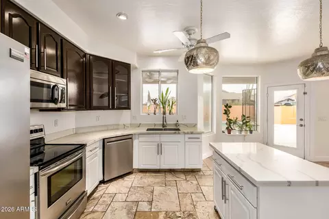Kitchen - 4331 E Redwood Ln, Phoenix, AZ 85048 photo 3 of 6