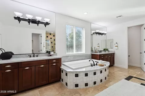 Bath - 3346 N 34th St, Phoenix, AZ 85018 photo 3 of 5