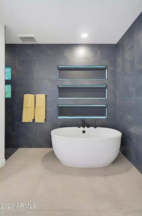 Bath - 3350 E Highline Canal Rd, Phoenix, AZ 85042 photo 2 of 5