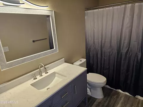 Bath - 2831 E Mobile Ln, Phoenix, AZ 85040 photo 2 of 6