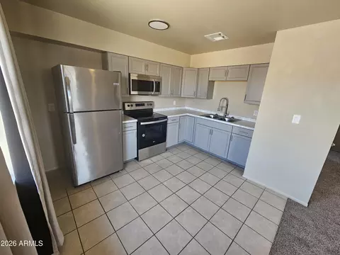 Kitchen - 2831 E Mobile Ln, Phoenix, AZ 85040 photo 1 of 2