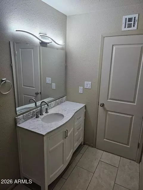 Bath - 2831 E Mobile Ln, Phoenix, AZ 85040 photo 4 of 6