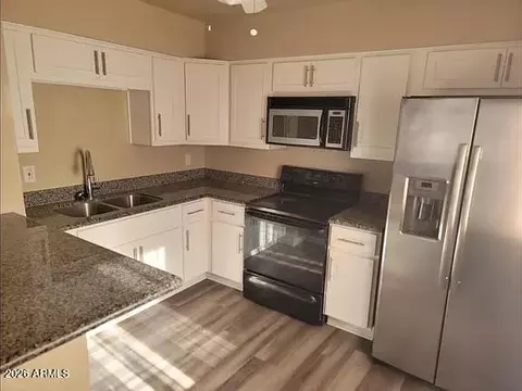 Kitchen - 2831 E Mobile Ln, Phoenix, AZ 85040 photo 2 of 2