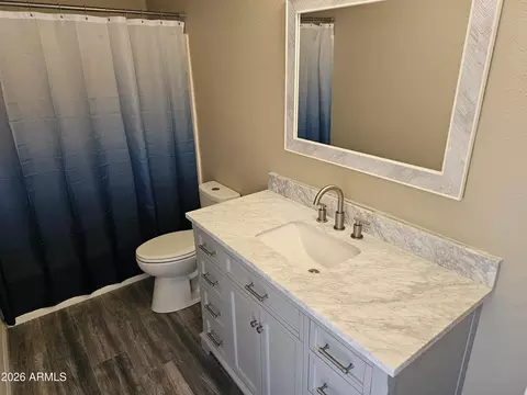 Bath - 2831 E Mobile Ln, Phoenix, AZ 85040 photo 1 of 6