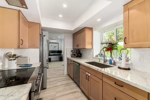Kitchen - 3318 E Taro Ln, Phoenix, AZ 85050 photo 2 of 4