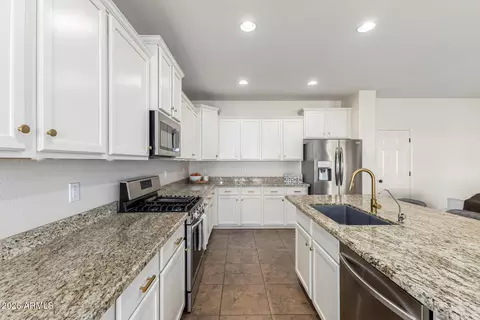 Kitchen - 2740 E Rakestraw Ln, Gilbert, AZ 85298 photo 3 of 4