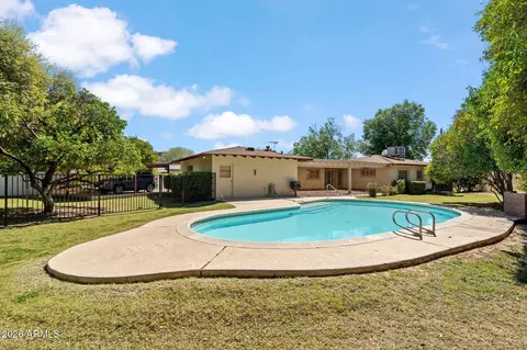 Exterior - 102 E Bethany Home Road Rd, Phoenix, AZ 85012 photo 4 of 7