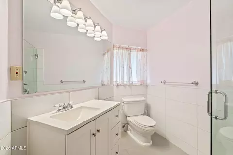 Bath - 102 E Bethany Home Road Rd, Phoenix, AZ 85012 photo 2 of 5