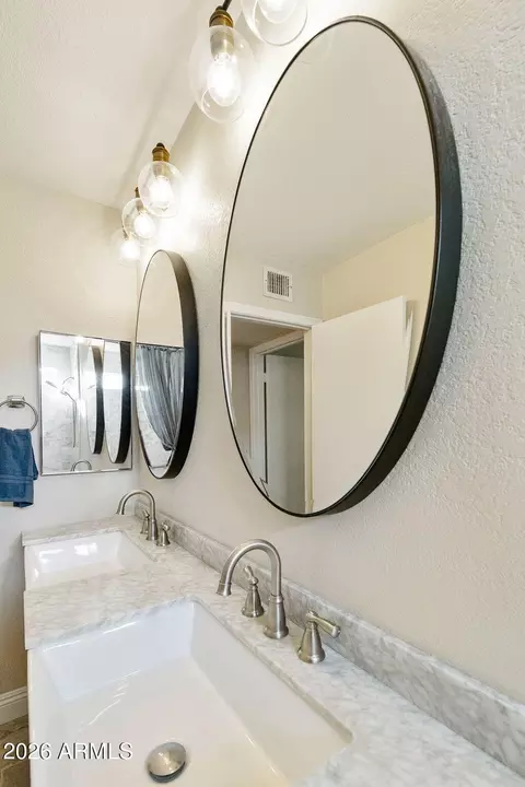 Bath - 1044 E Indigo St, Mesa, AZ 85203 photo 7 of 7