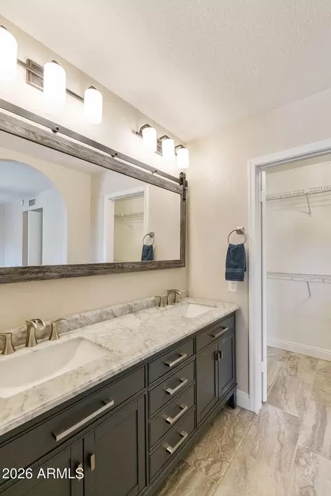Bath - 1044 E Indigo St, Mesa, AZ 85203 photo 3 of 7