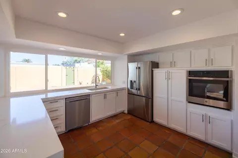 Kitchen - 1302 E Nicolet Ave, Phoenix, AZ 85020 photo 4 of 5