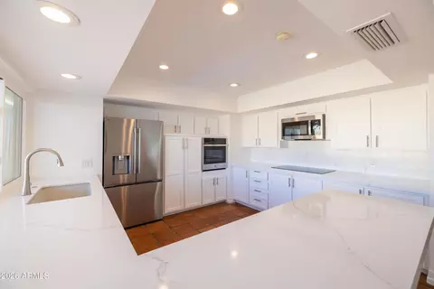 Kitchen - 1302 E Nicolet Ave, Phoenix, AZ 85020 photo 3 of 5