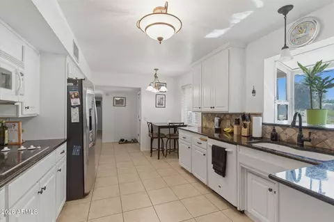 Kitchen - 940 E Berridge Ln, Phoenix, AZ 85014 photo 4 of 4