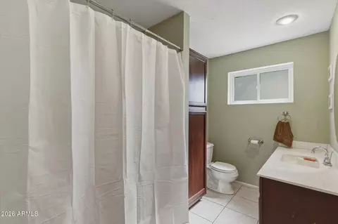 Bath - 940 E Berridge Ln, Phoenix, AZ 85014 photo 2 of 2