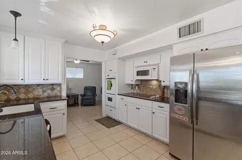 Kitchen - 940 E Berridge Ln, Phoenix, AZ 85014 photo 3 of 4