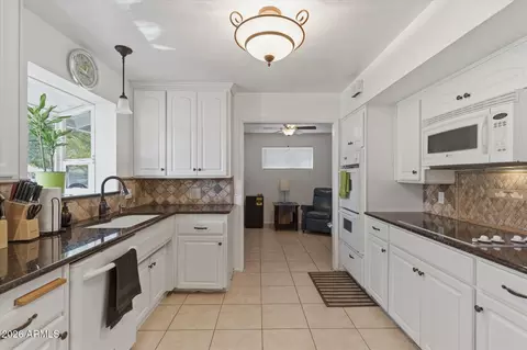 Kitchen - 940 E Berridge Ln, Phoenix, AZ 85014 photo 2 of 4