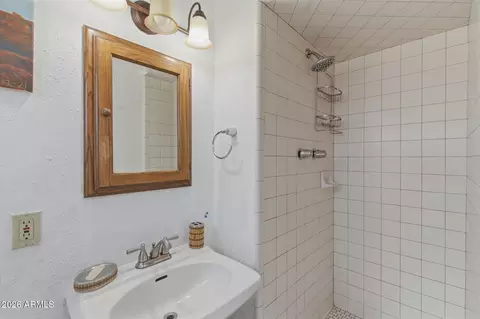 Bath - 940 E Berridge Ln, Phoenix, AZ 85014 photo 1 of 2