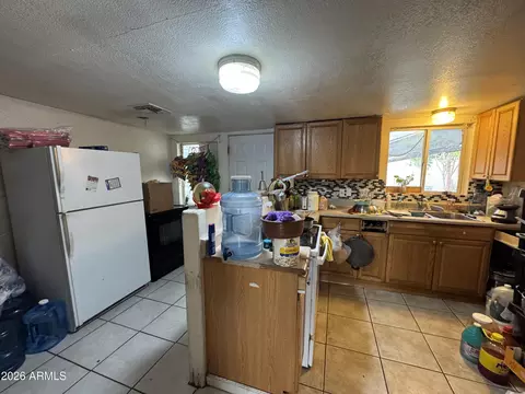 Kitchen - 740 W Cinnabar Ave, Phoenix, AZ 85021 photo 1 of 3