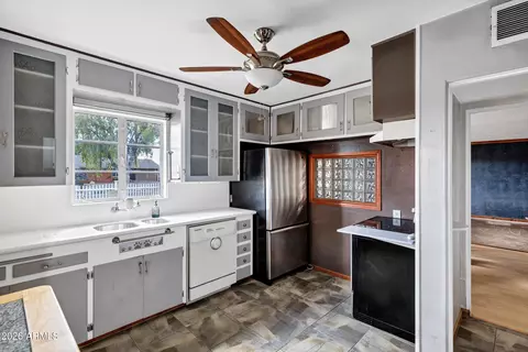 Kitchen - 2842 E Cheery Lynn Rd, Phoenix, AZ 85016 photo 1 of 2