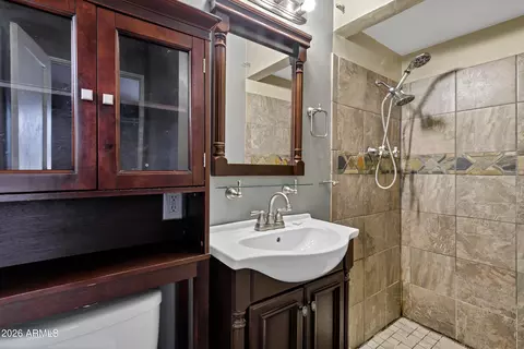 Bath - 2842 E Cheery Lynn Rd, Phoenix, AZ 85016 photo 2 of 2