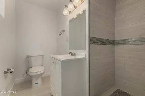 Bath - 328 E Monte Way, Phoenix, AZ 85042 photo 3 of 4