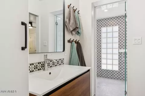 Bath - 3201 E Colter St, Phoenix, AZ 85018 photo 4 of 6