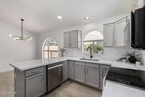 Kitchen - 669 E Cathy Dr, Gilbert, AZ 85296 photo 4 of 4