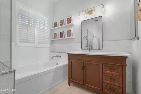 Bath - 4586 E Nightingale Ln, Gilbert, AZ 85298 photo 3 of 5