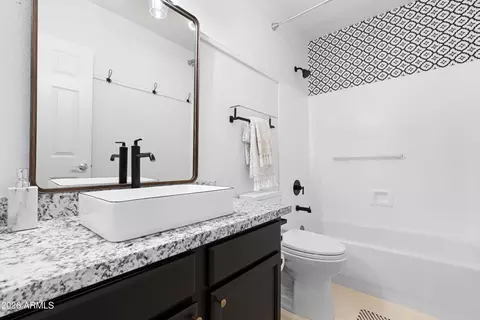 Bath - 4586 E Nightingale Ln, Gilbert, AZ 85298 photo 4 of 5