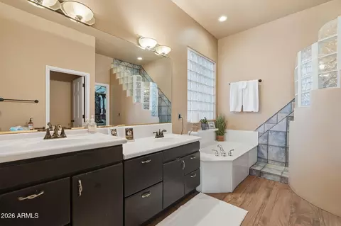 Bath - 1114 E Carlise Rd, Phoenix, AZ 85086 photo 1 of 3