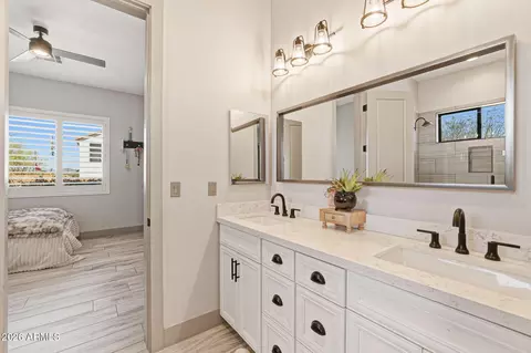 Bath - 11 E Cavalry Dr, Phoenix, AZ 85086 photo 4 of 5