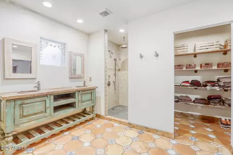 Bath - 5312 N 9th St, Phoenix, AZ 85014 photo 2 of 6