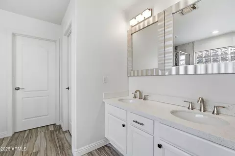 Bath - 891 E Sherri Dr, Gilbert, AZ 85296 photo 1 of 4