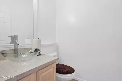 Bath - 907 E Gary Ln, Phoenix, AZ 85042 photo 3 of 4