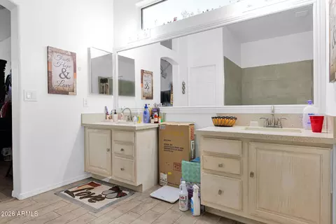 Bath - 907 E Gary Ln, Phoenix, AZ 85042 photo 2 of 4