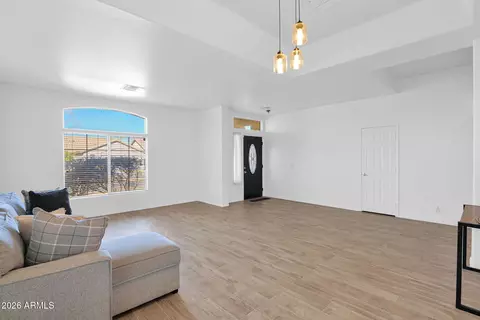 Living - 907 E Gary Ln, Phoenix, AZ 85042 photo 2 of 5