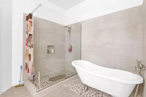 Bath - 907 E Gary Ln, Phoenix, AZ 85042 photo 1 of 4